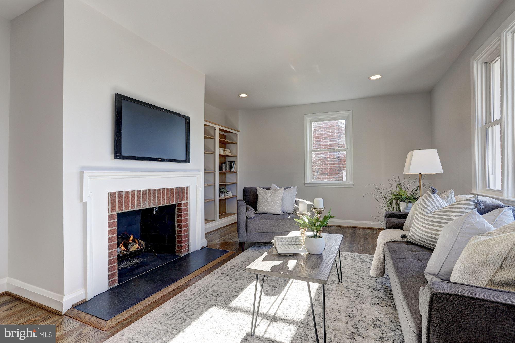 1316 Heather Hill Road Baltimore, MD 21239 - Photo 3 of 28 Living Room