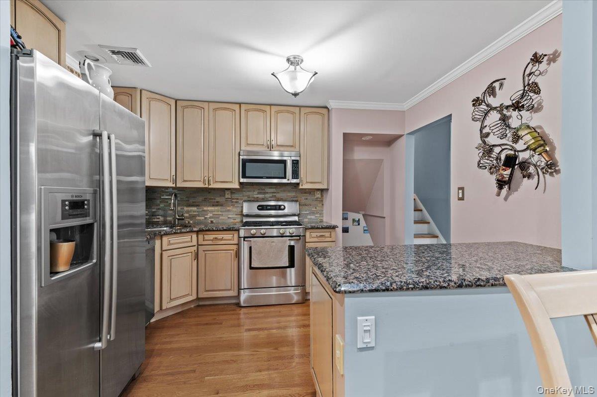 10 Peter Road Hicksville, NY 11801 - Photo 13 of 36