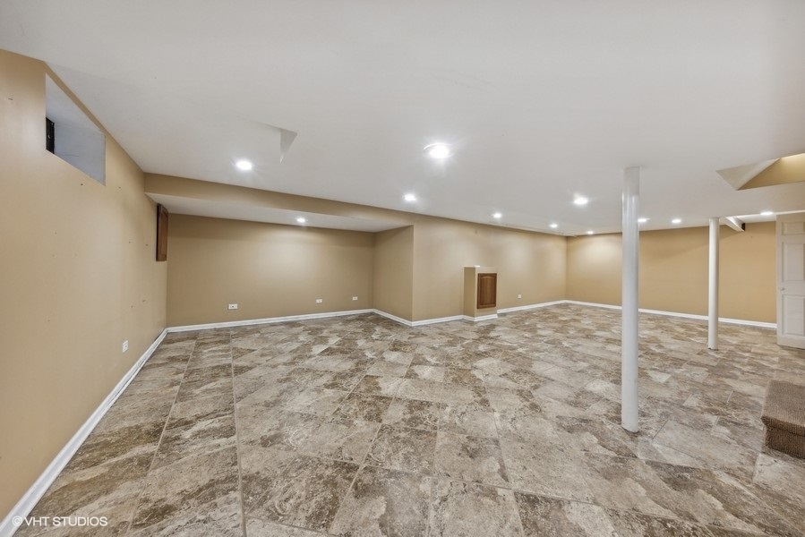 238 West Hickory Road Lombard, IL 60148 - Photo 13 of 17 a view of a hallway