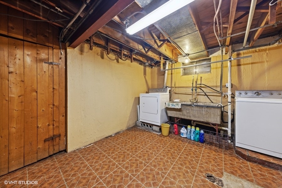 238 West Hickory Road Lombard, IL 60148 - Photo 14 of 17 a utility room with dryer and washer