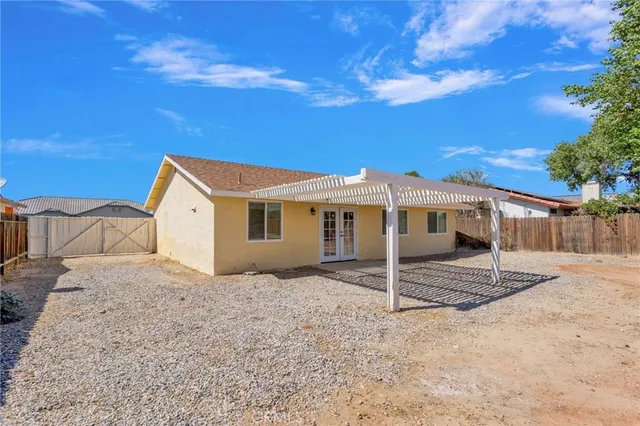 a view of a house with backyard