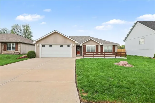 $299,900 | 600 Southeast Saratoga Drive, Blue Springs, MO 64014