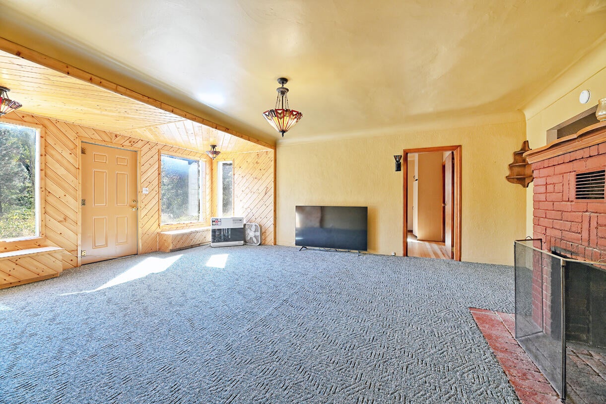 1040 Garner Road Cave Junction, OR 97523 - Photo 13 of 50 Living Room