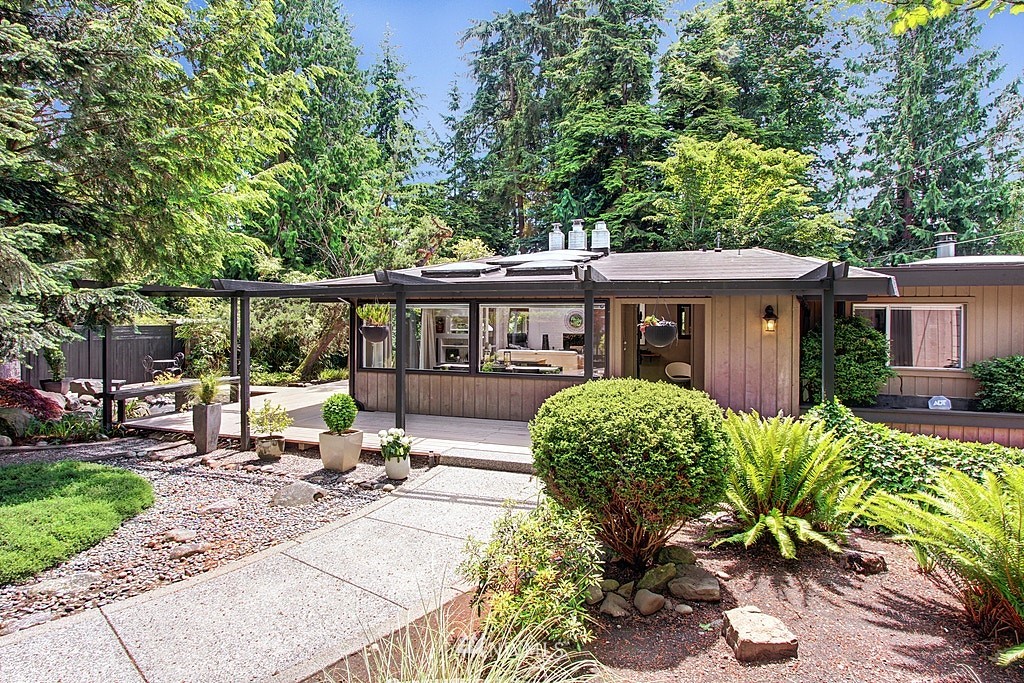 10624 Nottingham Road Edmonds, WA 98020 - Photo 1 of 36 Gallery Image 1
