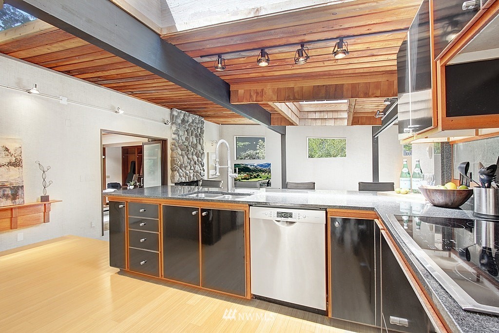 10624 Nottingham Road Edmonds, WA 98020 - Photo 15 of 36 Gallery Image 15