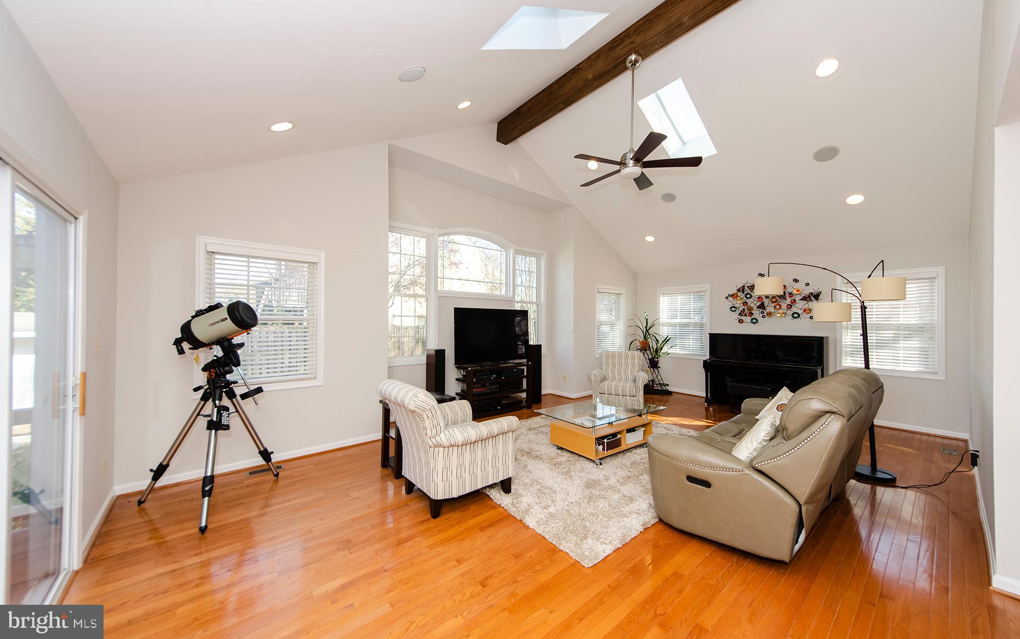 6532 Elnido Drive McLean, VA 22101 - Photo 14 of 45 Great room with vaulted ceiling