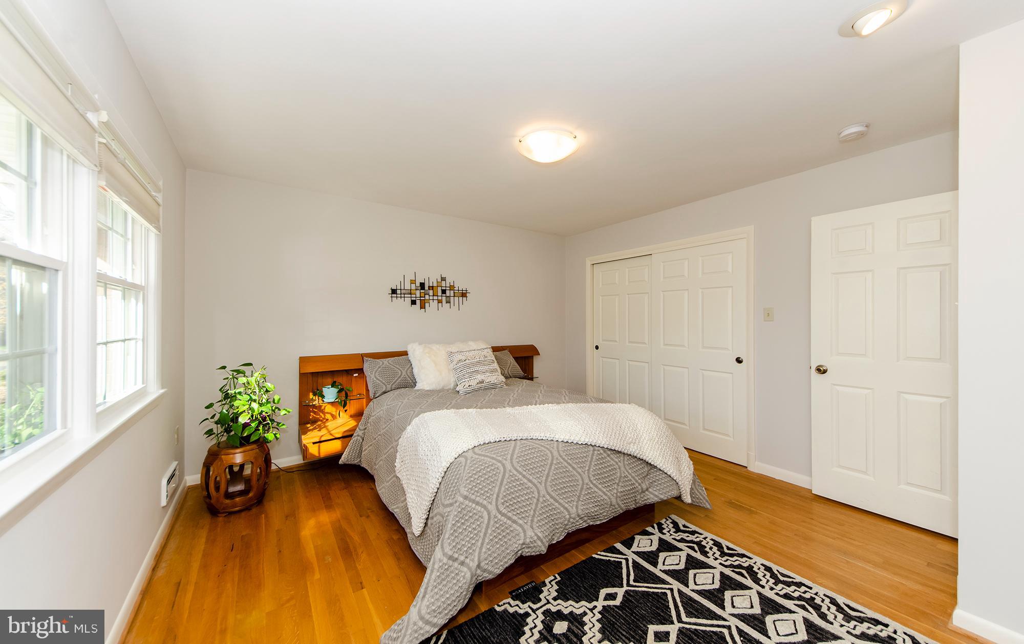 6532 Elnido Drive McLean, VA 22101 - Photo 18 of 45 Main level bedroom with attached bath