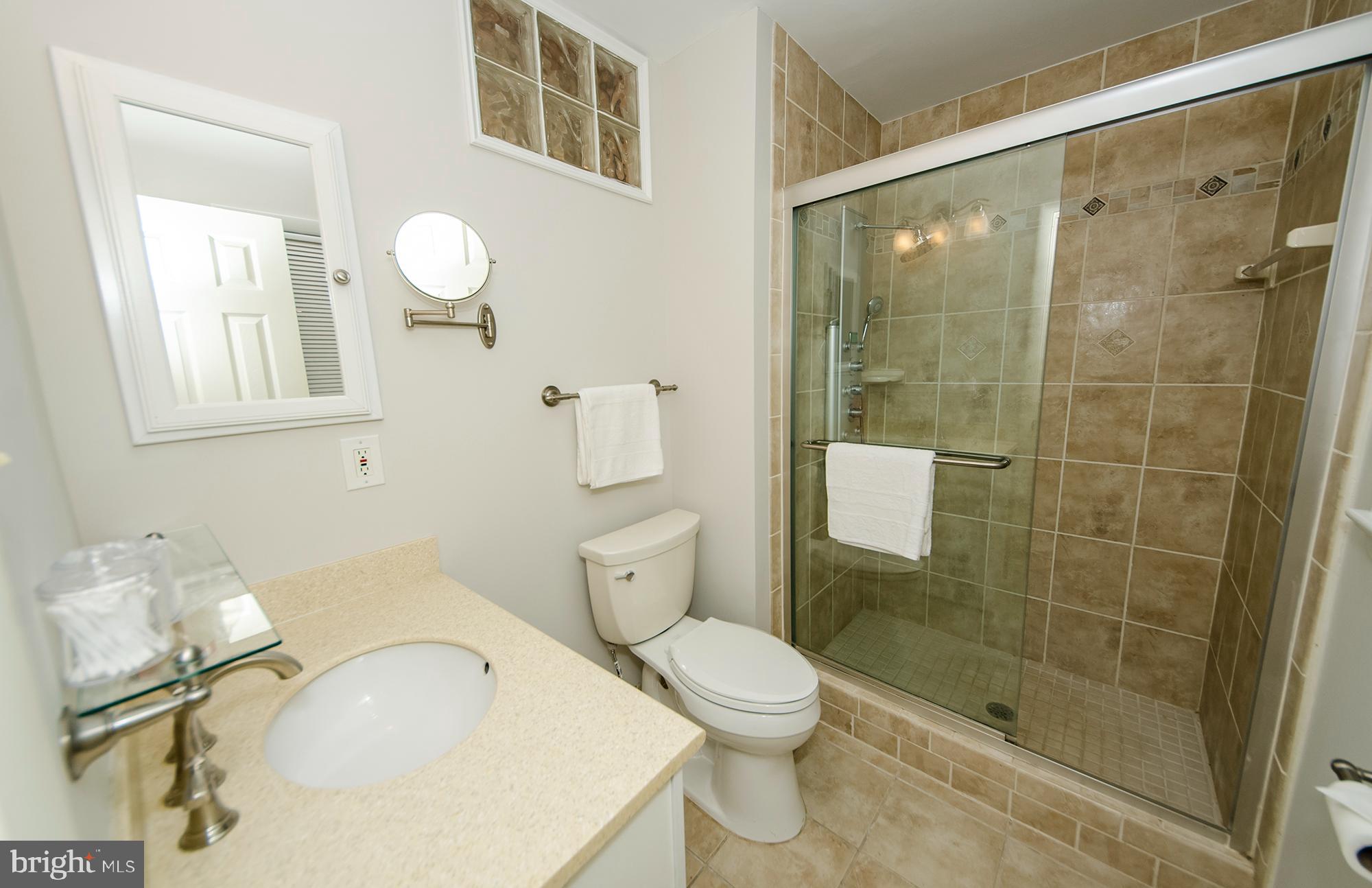 6532 Elnido Drive McLean, VA 22101 - Photo 20 of 45 Attached bath, main level bedroom