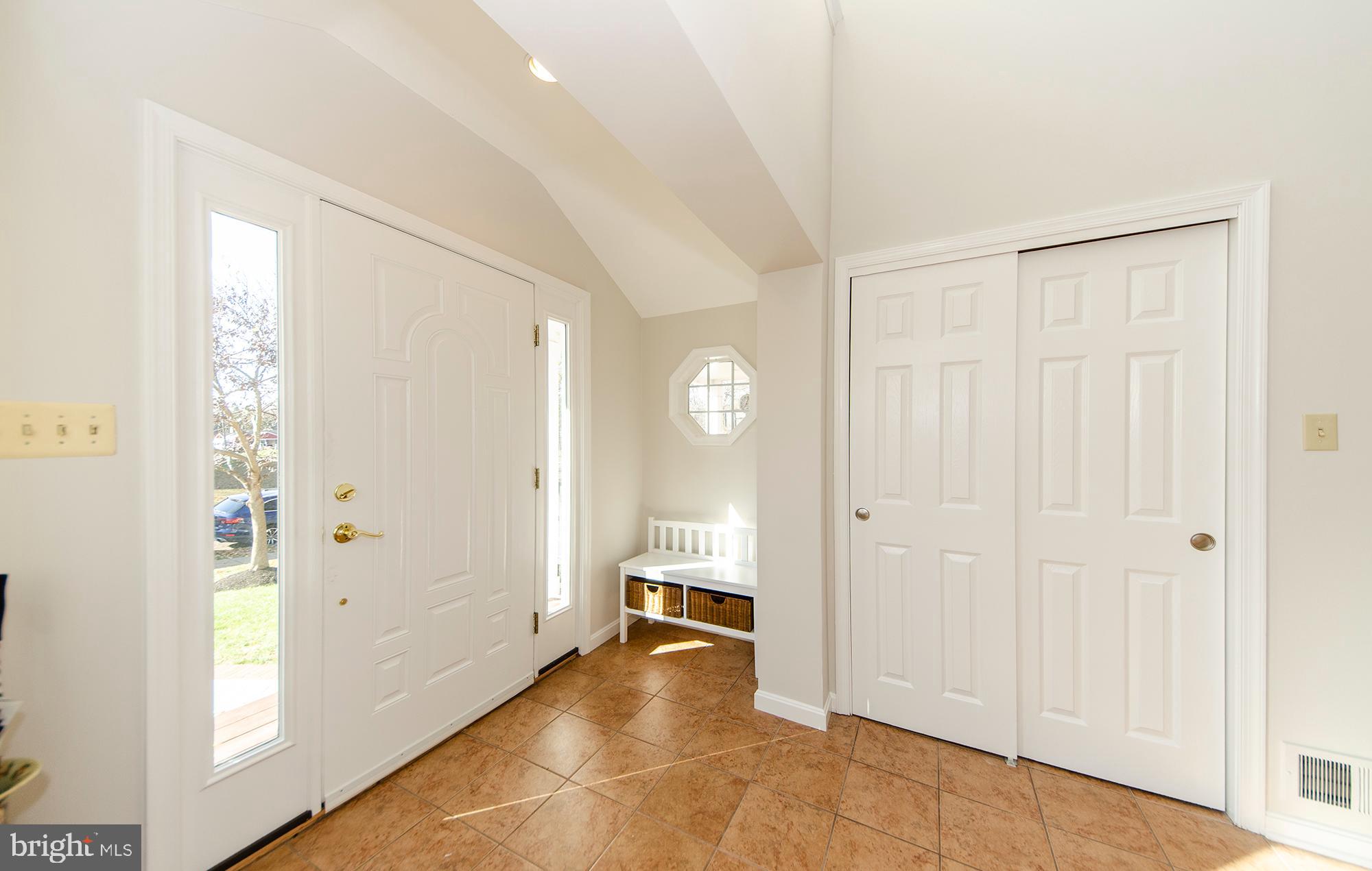 6532 Elnido Drive McLean, VA 22101 - Photo 5 of 45 Bright and inviting entry foyer