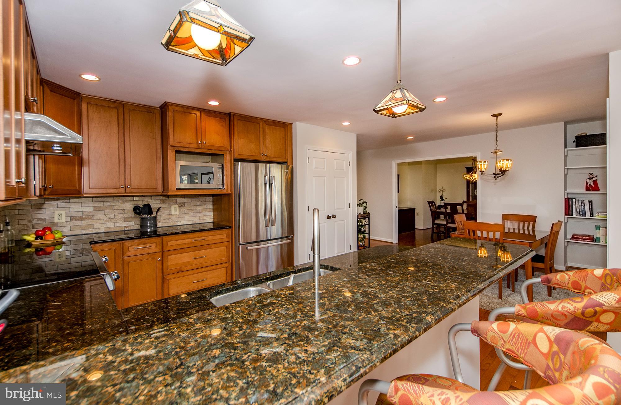 6532 Elnido Drive McLean, VA 22101 - Photo 8 of 45 Handy breakfast bar