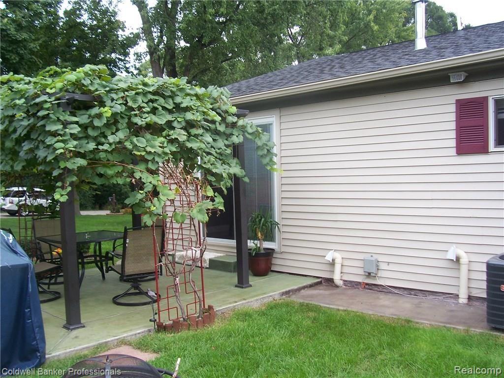 3586 Eastern Avenue Rochester Hills, MI 48307 - Photo 3 of 41
