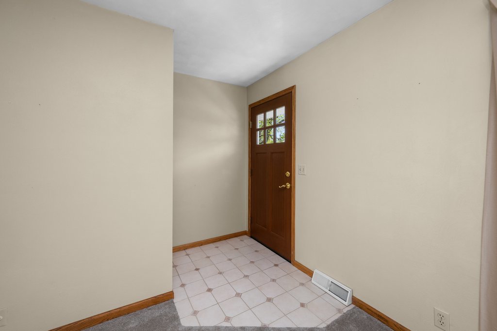 207 Amber Lane Geneseo, IL 61254 - Photo 5 of 57 a view of an entryway