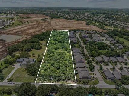 an aerial view of a yard