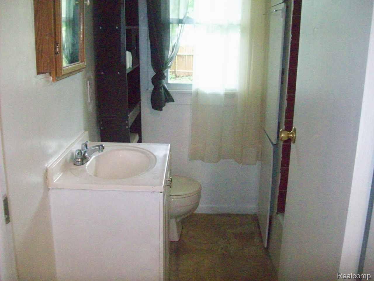 455 Jordon Road Pontiac, MI 48342 - Photo 6 of 17 BATHROOM