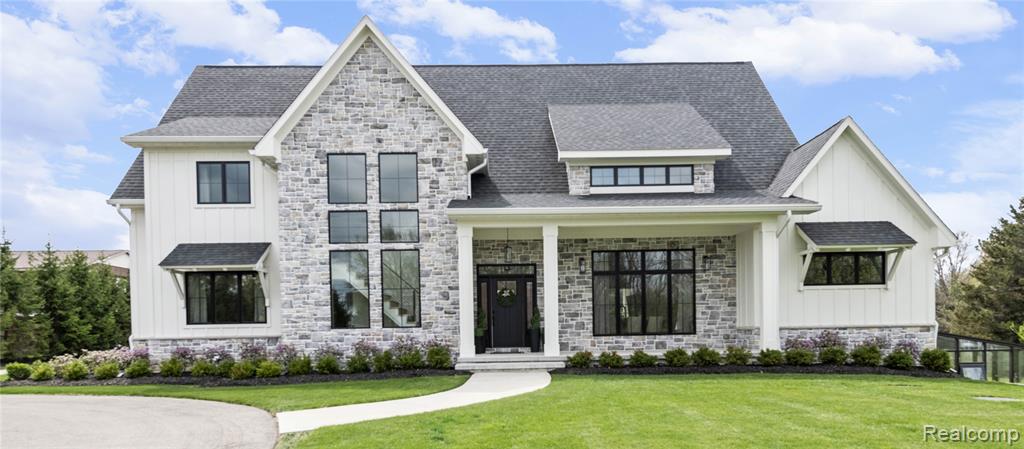 8439 Holcomb Road Clarkston, MI 48348 - Photo 1 of 64