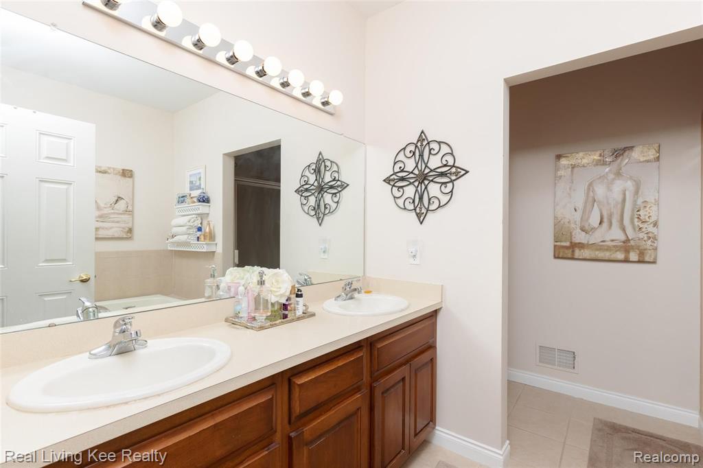 2037 Rochelle Run Rochester Hills, MI 48309 - Photo 15 of 32