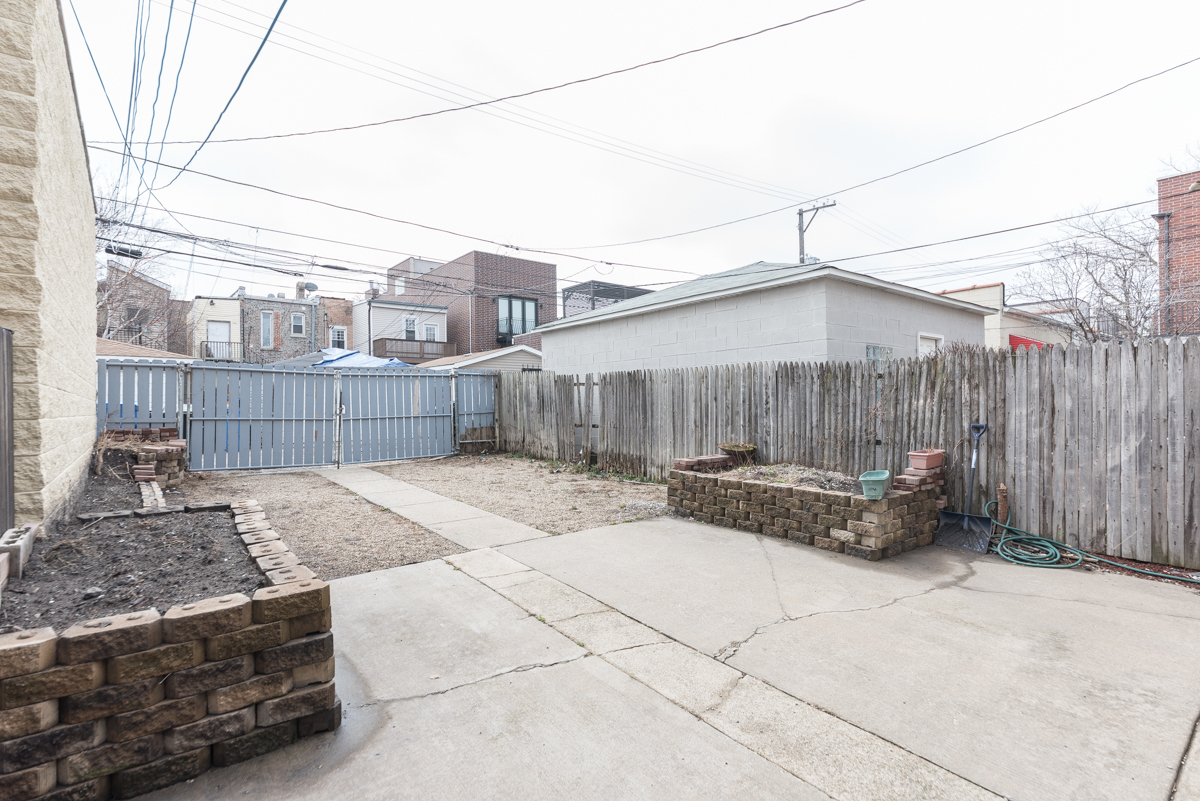 2139 West Huron Street, Unit 1F Chicago, IL 60612 - Photo 12 of 12 a outdoor view with a sitting space