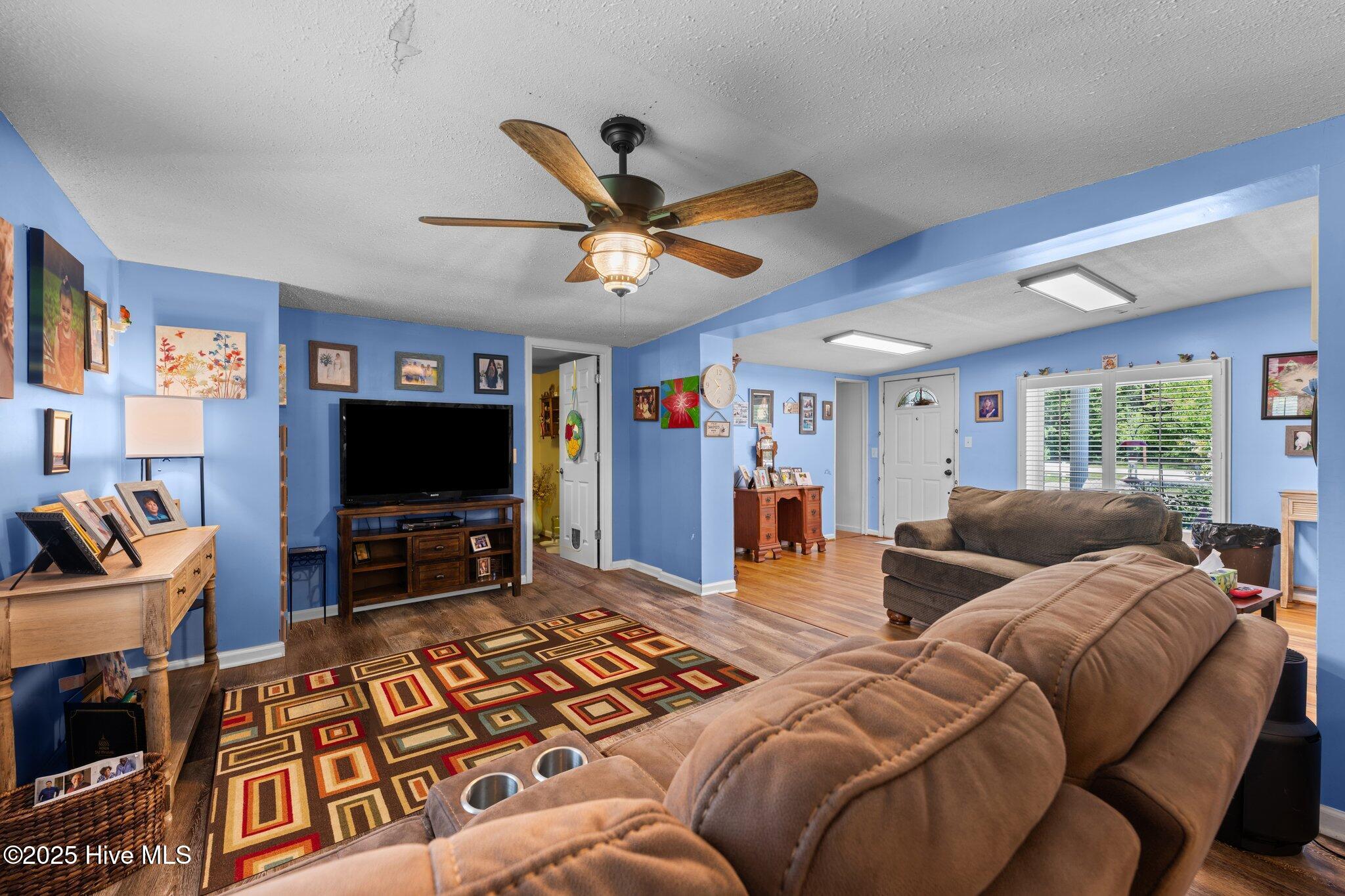 1831 Clarks Road New Bern, NC 28562 - Photo 19 of 82 living room