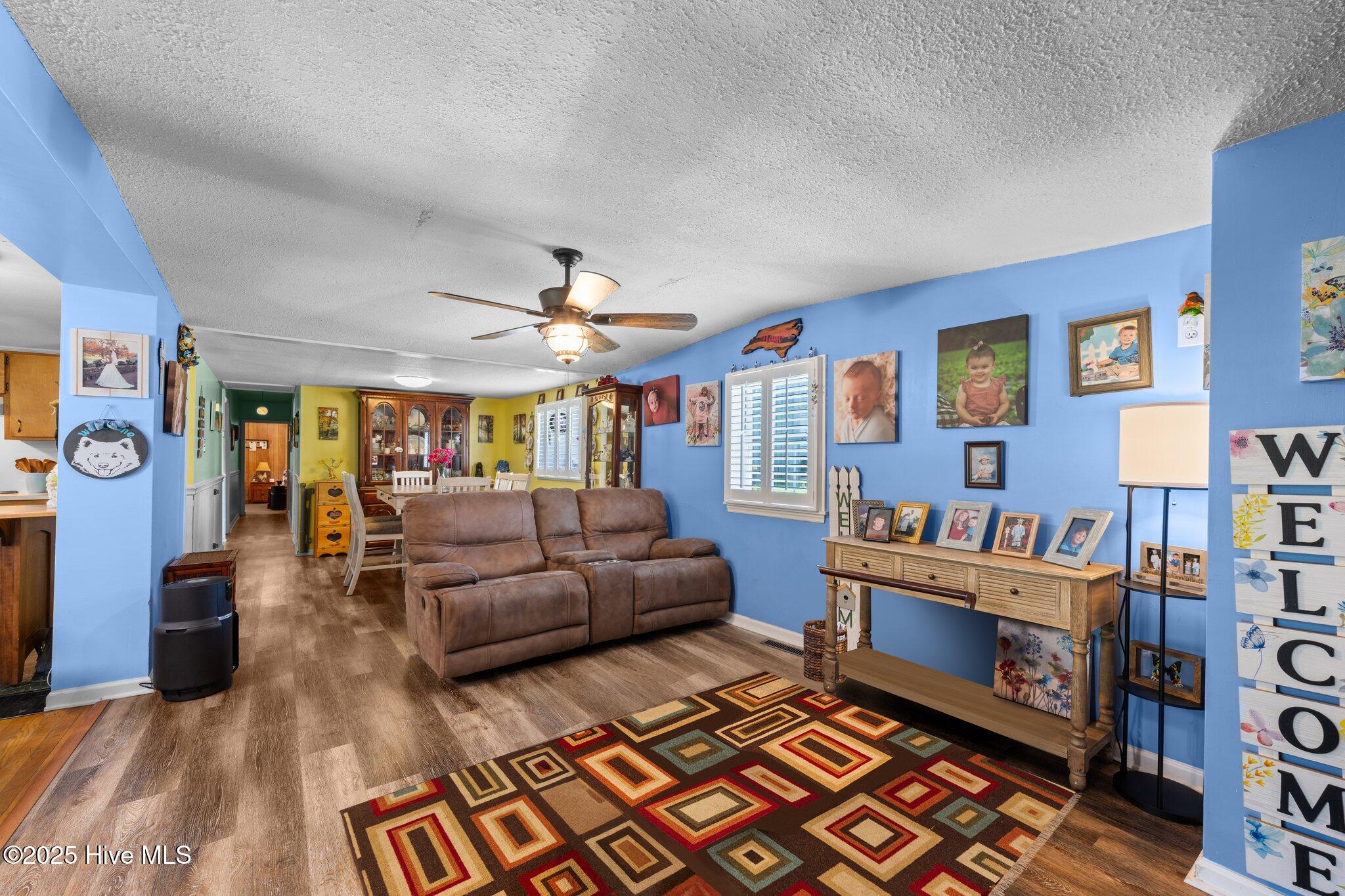 1831 Clarks Road New Bern, NC 28562 - Photo 20 of 82 living room