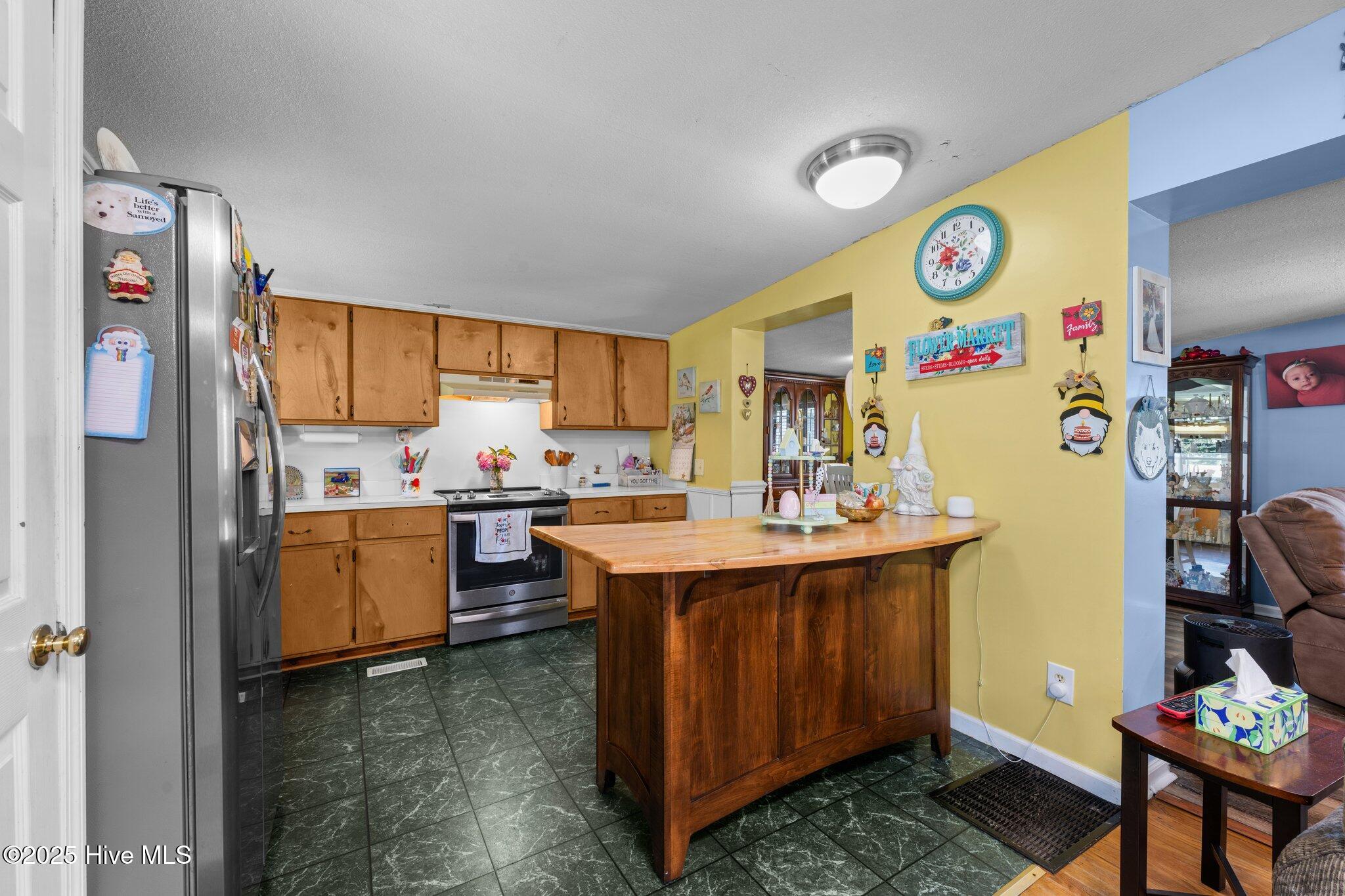 1831 Clarks Road New Bern, NC 28562 - Photo 22 of 82 kitchen with eat at island