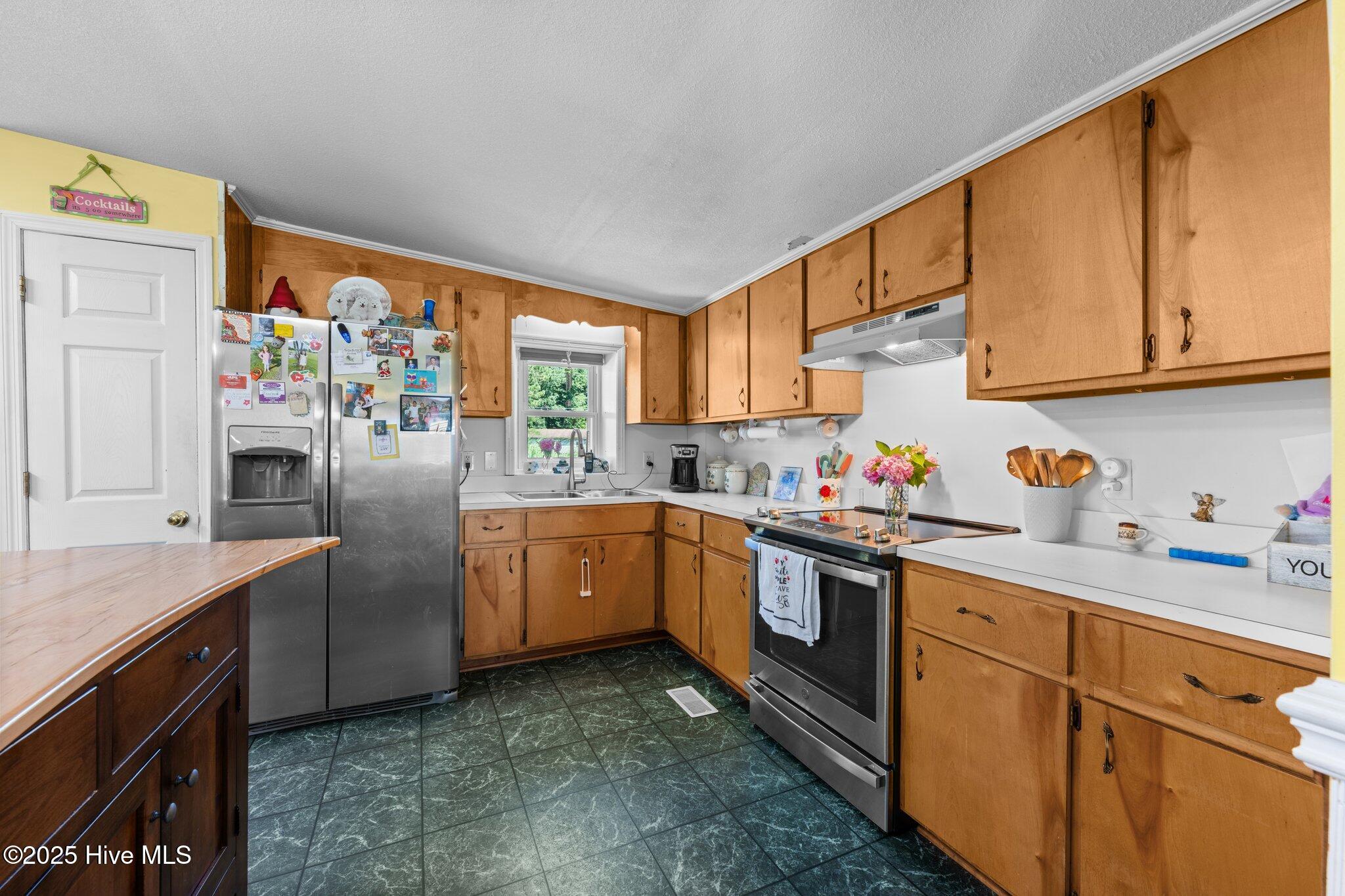 1831 Clarks Road New Bern, NC 28562 - Photo 23 of 82 kitchen