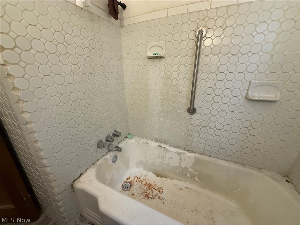 18011 Windward Road Cleveland, OH 44119 - Photo 8 of 18 Gallery Image 8