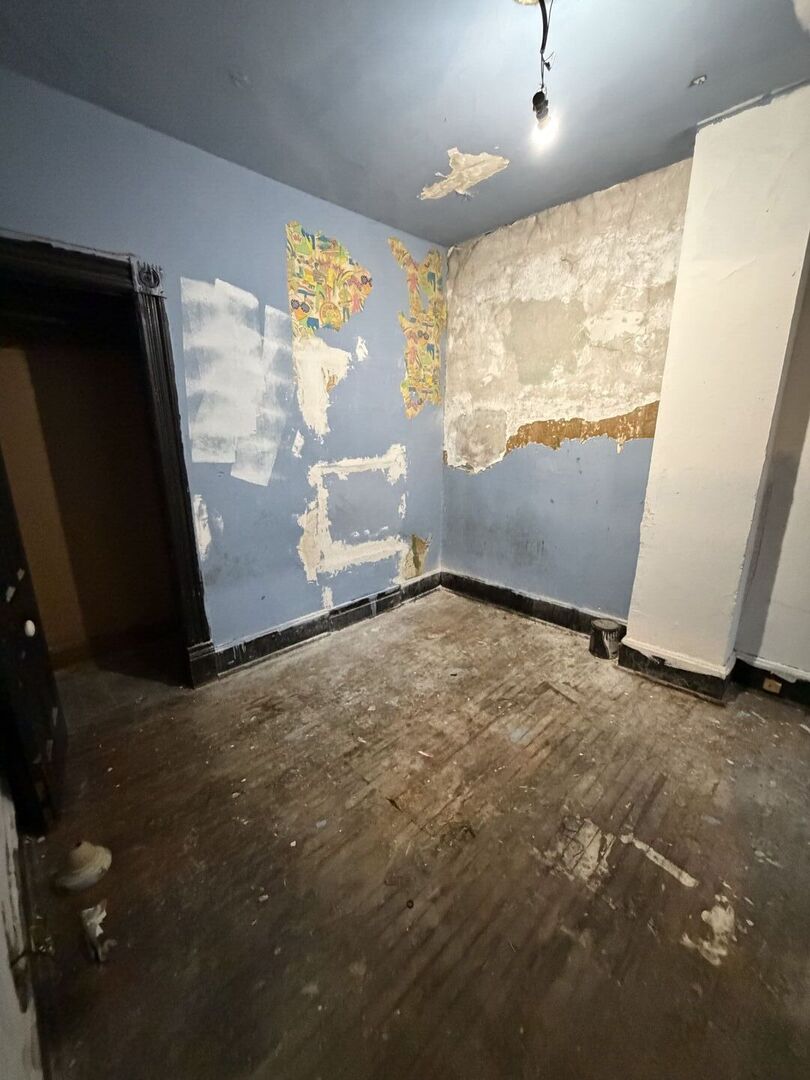 207 South Troy Street Chicago, IL 60612 - Photo 15 of 30 a view of a big room with windows