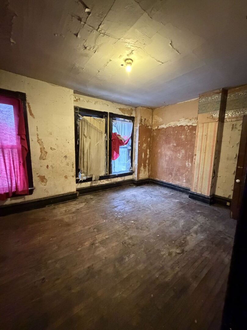 207 South Troy Street Chicago, IL 60612 - Photo 18 of 30 an empty room with windows