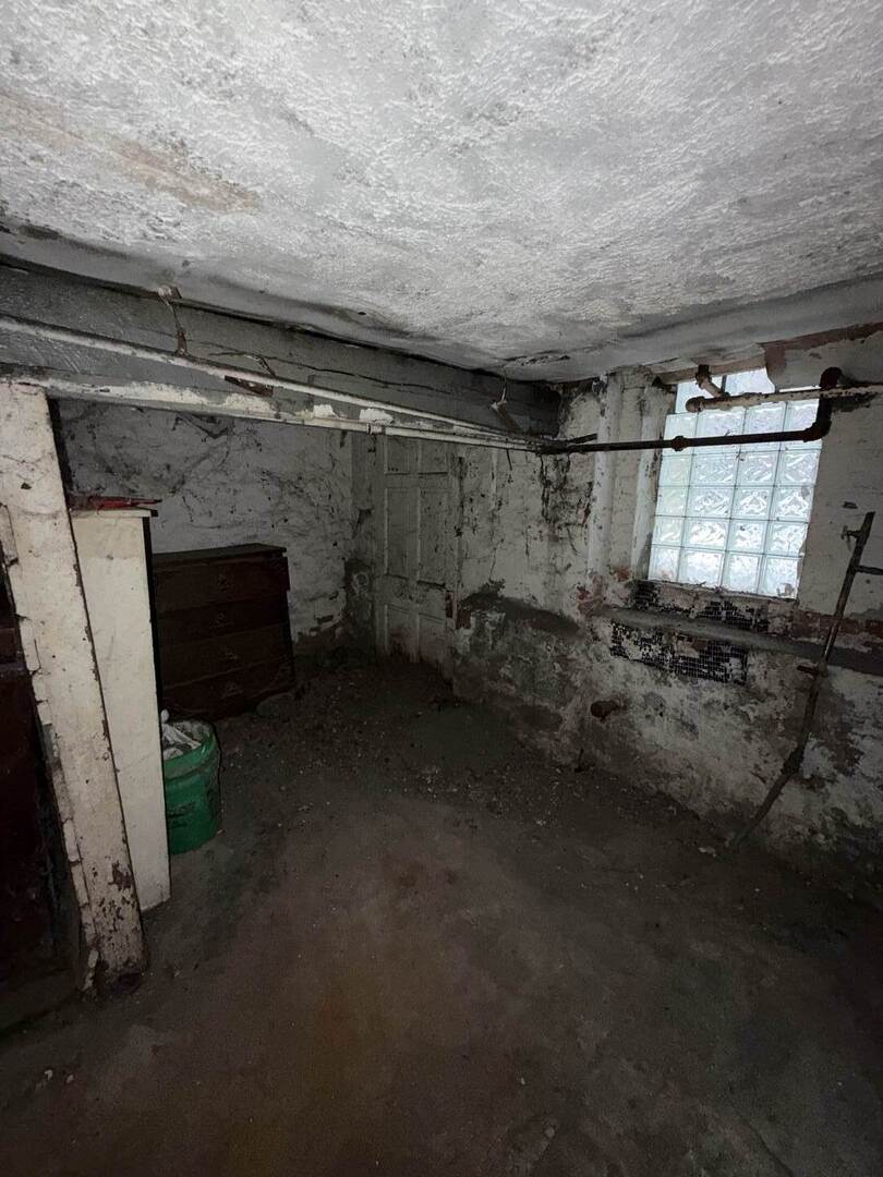 207 South Troy Street Chicago, IL 60612 - Photo 21 of 30 a view of a room of a house