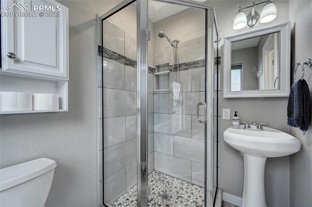 9642 Timberlake Loop Colorado Springs, CO 80927 - Photo 11 of 46 a bathroom with a sink toilet and shower