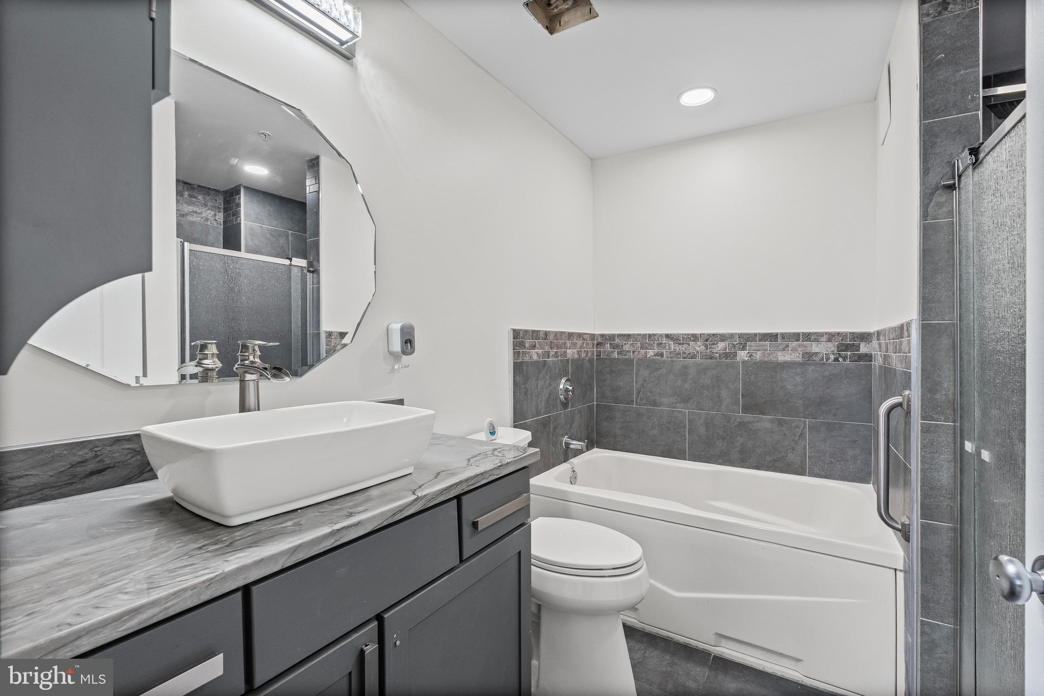 414 Water Street, Unit 2903 Baltimore, MD 21202 - Photo 24 of 46 a bathroom with a sink a toilet and bathtub