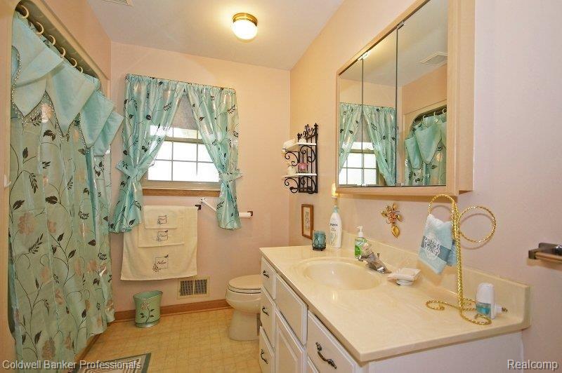 110 East Coon Lake Road Howell, MI 48843 - Photo 9 of 20 110 E Coon Lk - Bathroom.JPG