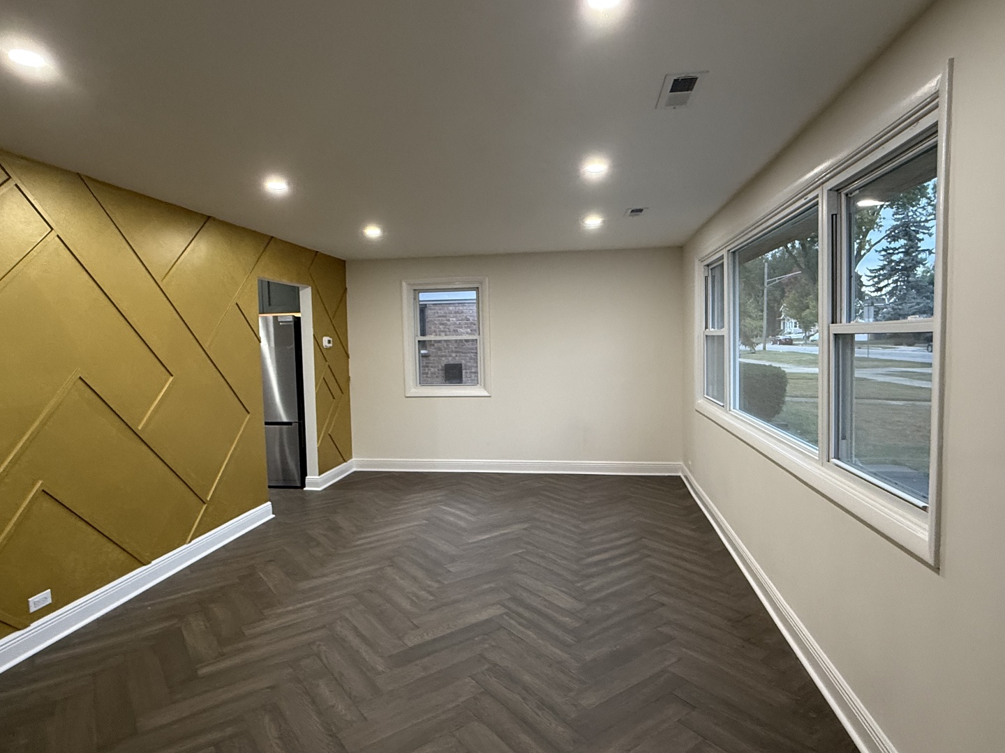 881 East Thacker Street Des Plaines, IL 60016 - Photo 4 of 17 a view of an empty room with a window