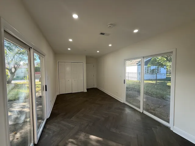 a view of entryway with window
