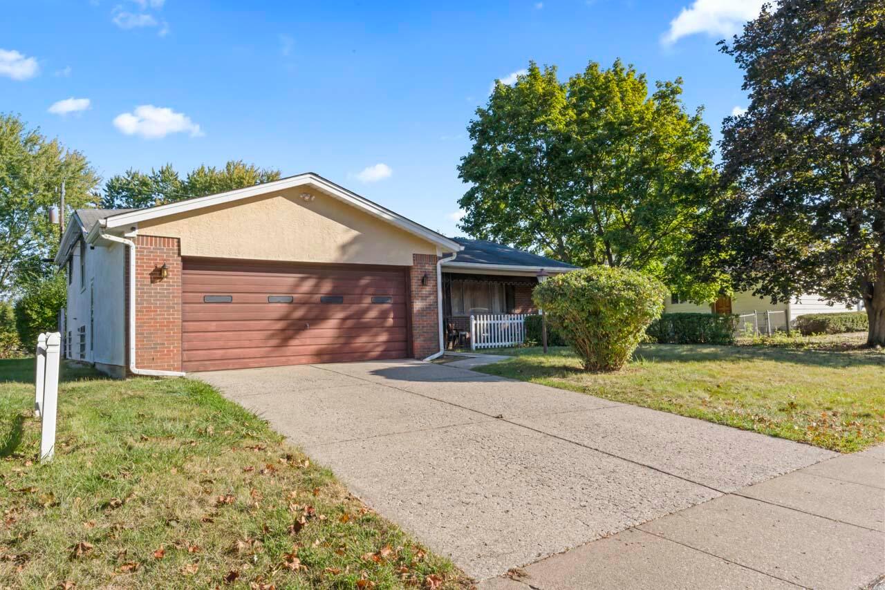 2244 Balmoral Road Columbus, OH 43229 - Photo 3 of 31 DSC03998