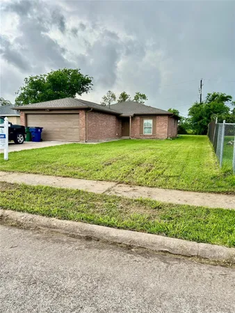 $1,595 | 228 Austin Street, Angleton, TX 77515