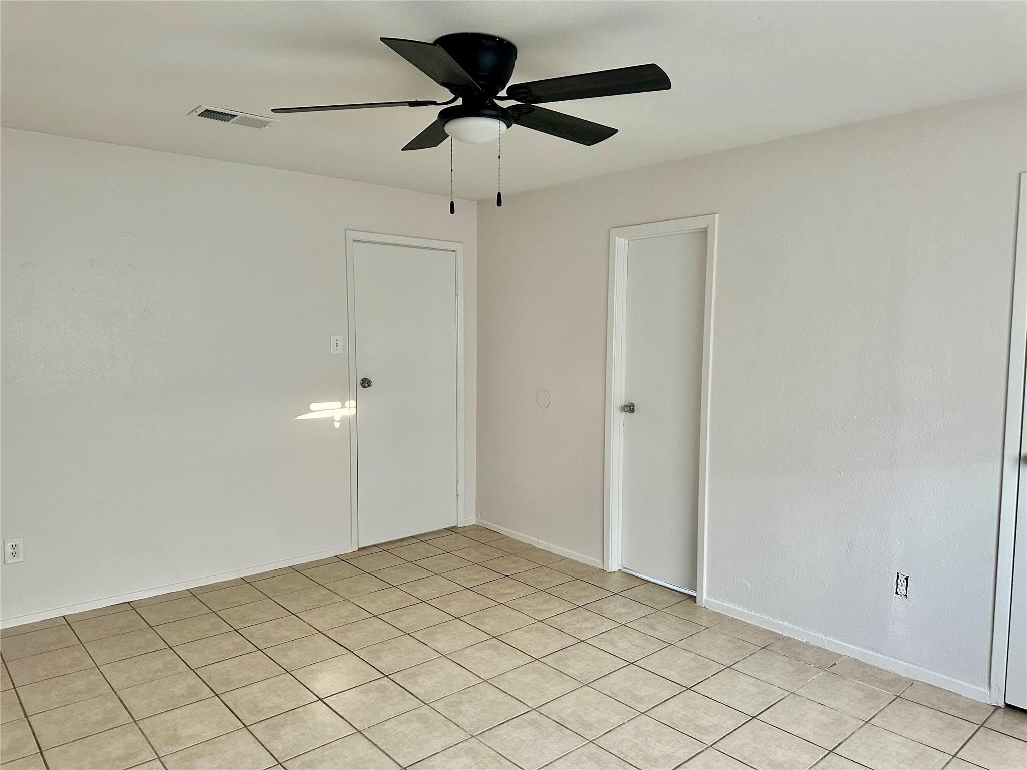228 Austin Street Angleton, TX 77515 - Photo 4 of 6