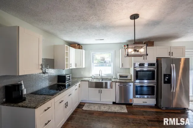 $199,999 | 910 Fairlane Drive, Marion, IL 62959