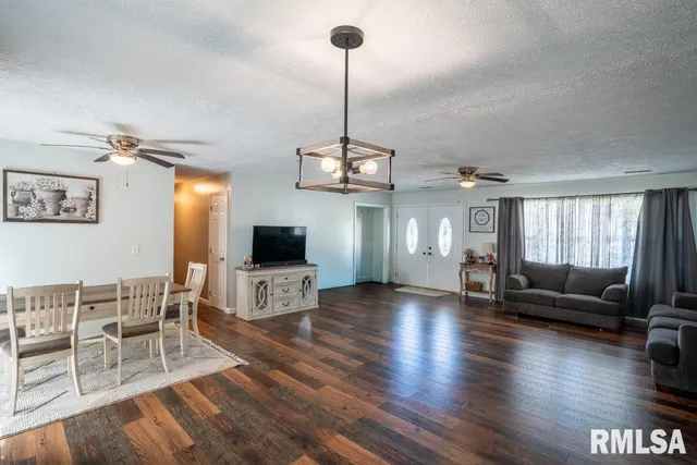 $199,999 | 910 Fairlane Drive, Marion, IL 62959