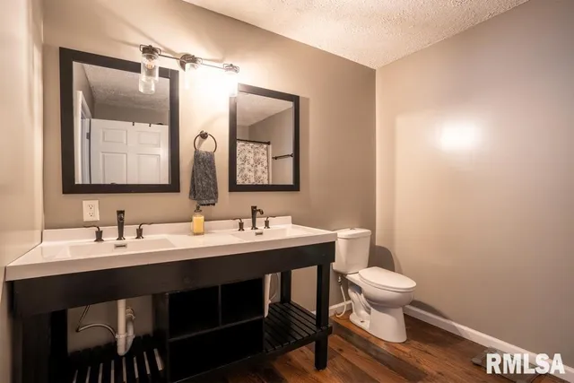 $199,999 | 910 Fairlane Drive, Marion, IL 62959