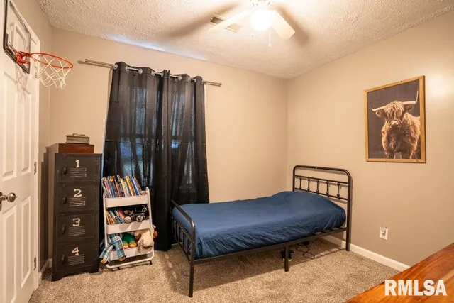 $199,999 | 910 Fairlane Drive, Marion, IL 62959