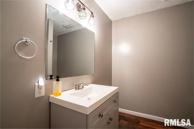 $199,999 | 910 Fairlane Drive, Marion, IL 62959