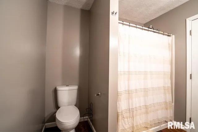 $199,999 | 910 Fairlane Drive, Marion, IL 62959