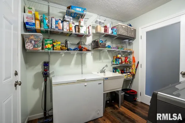 $199,999 | 910 Fairlane Drive, Marion, IL 62959