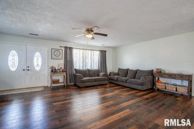 $199,999 | 910 Fairlane Drive, Marion, IL 62959