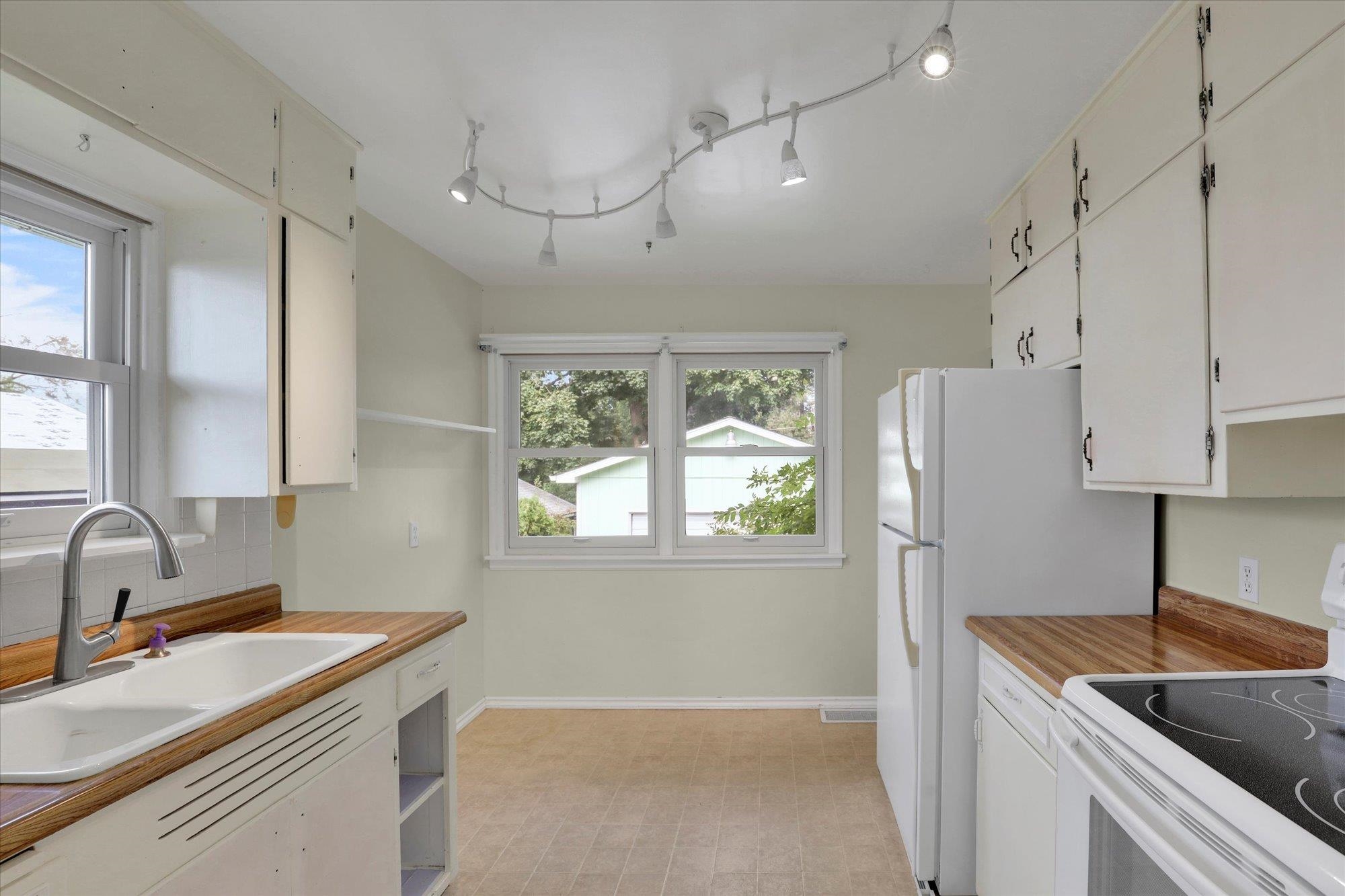 3308 West Queen Place Spokane, WA 99205 - Photo 6 of 39