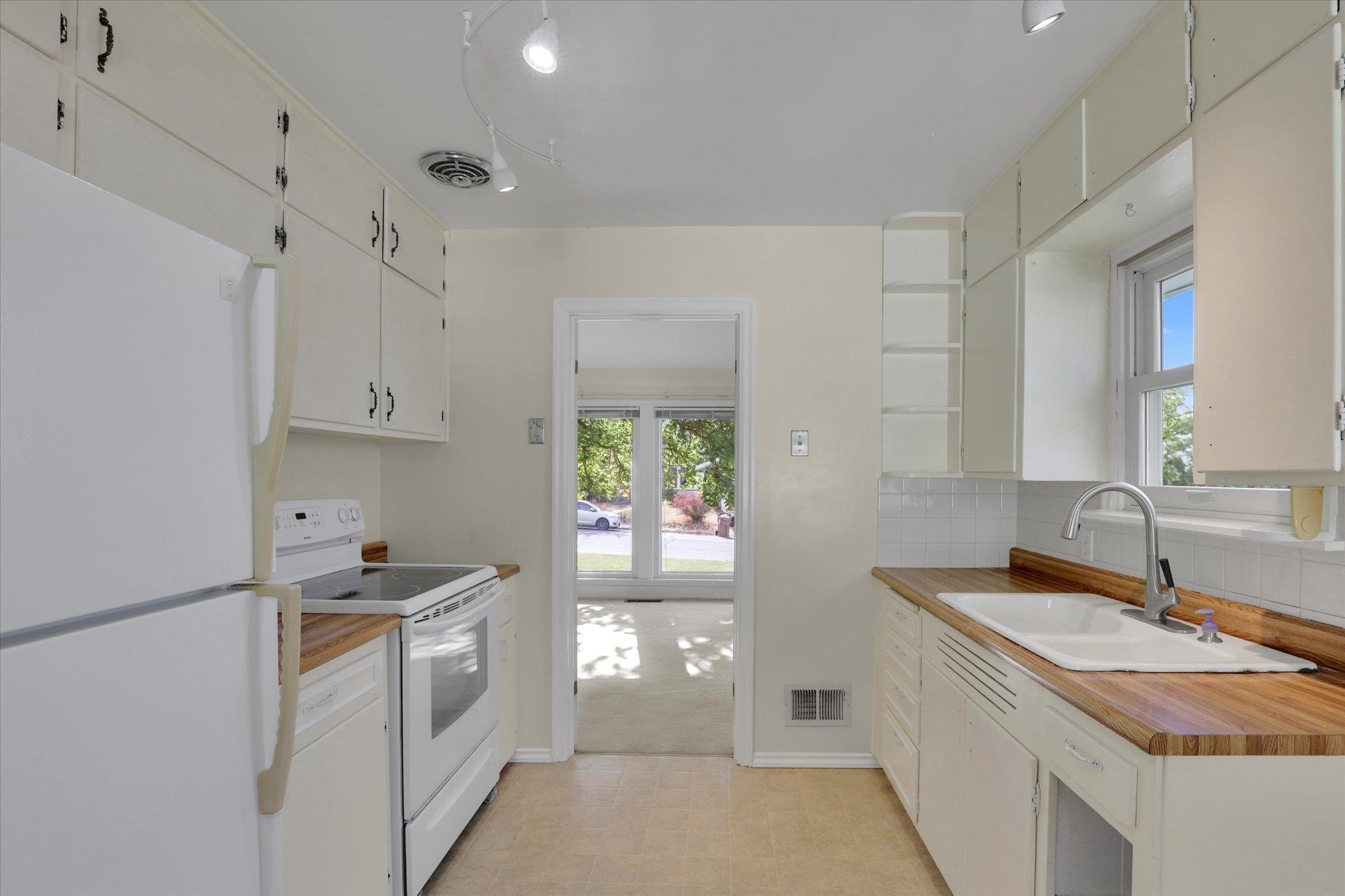 3308 West Queen Place Spokane, WA 99205 - Photo 9 of 39