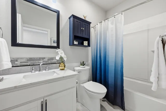 a view of an entryway with workspace