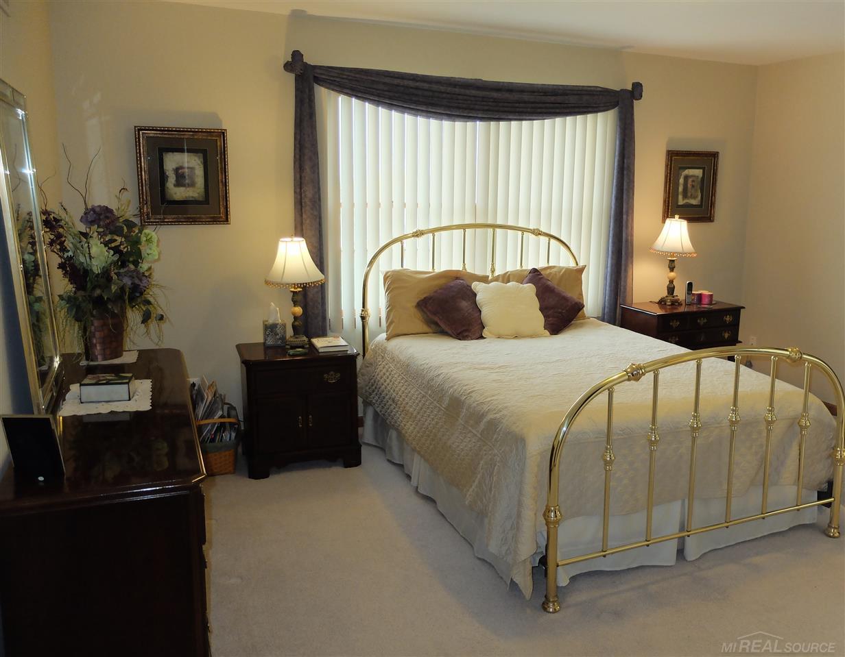 7124 Oakhill Road Clarkston, MI 48348 - Photo 6 of 6 31239375-5.JPG