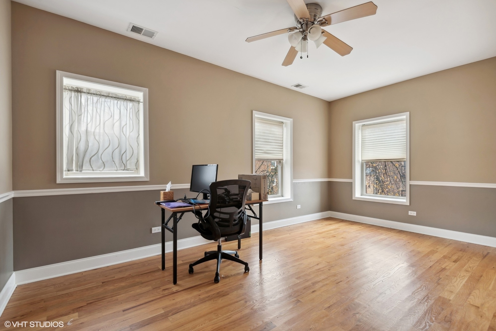 1116 East 46th Street, Unit 3W Chicago, IL 60653 - Photo 11 of 16 a workspace with wooden floor and windows